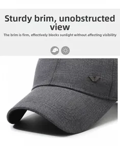 Dettaglio cappellino da baseball grigio scuro con logo aquila in metallo e visiera rigida