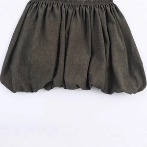 Mini abito a palloncino taupe scuro alla moda con vita elastica e tessuto a trama
