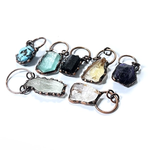 Set di pendenti in cristallo naturale grezzo con bordi in rame vintage e ametista e quarzo