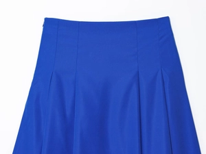 Détail d'une jupe midi plissée bleu roi pour femme avec fermeture éclair invisible à la taille