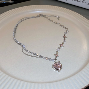 Nahaufnahme von herzförmigem rosa Edelsteinanhänger mit Strass Doppelketten-Design