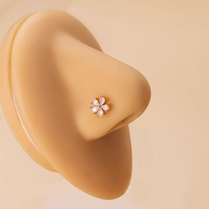 Piercing de nez en acier inoxydable en forme de fleur rose sur un modèle de nez réaliste