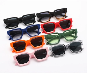 Detailliertes Raster von Vintage-Quadrat-Sonnenbrillen in acht Farben mit UV400-Gläsern