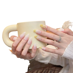 Faux ongles faits main en amande avec texture marbrée, perles et dégradé brillant