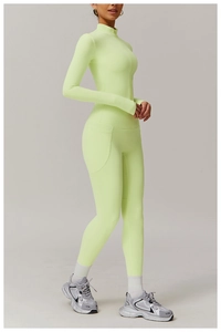 Vue détaillée de l'ensemble de yoga vert fluo avec poches sur le legging taille haute