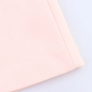 Dettaglio ravvicinato del tessuto a rete rosa con cuciture e trama del materiale