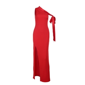 Détail d'une robe de soirée en satin rouge avec un grand nœud d'épaule et fente haute