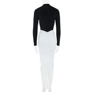 Vue arrière de la robe ajustée avec manches noires et jupe plissée blanche contrastée
