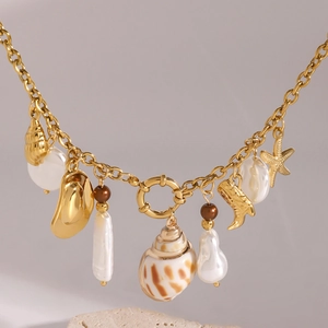 Collana in acciaio inox oro 18k con ciondoli a forma di cavalluccio marino e perle