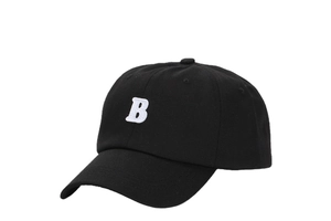 Dettaglio cappellino nero in cotone con lettera B ricamata in bianco e occhielli