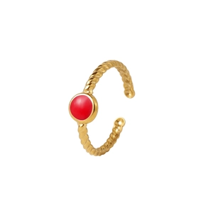 Détail d'une bague torsadée plaquée or 18 carats avec centre en émail rouge rond