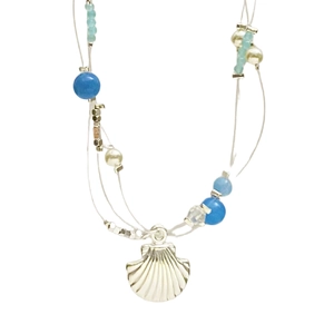 Détail du collier coquillage bohème avec pendentif étoile de mer argenté et perles