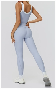 Detailansicht der High Waist Yoga Leggings und Sport BH mit Kontrastnähten in Hellblau