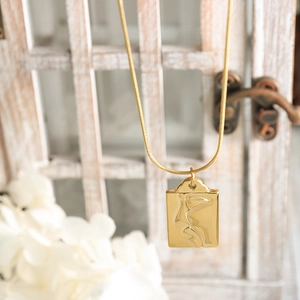Vintage-Halskette mit goldener Schlangenkette und rechteckigem Relief-Kunstanhänger