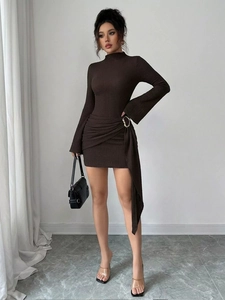 Robe courte en maille marron foncé avec manches longues, volants et détail d'anneau doré