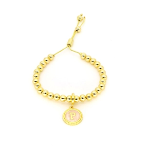 Détail du bracelet à perles réglable plaqué or 18 carats avec pendentif lettre P rose