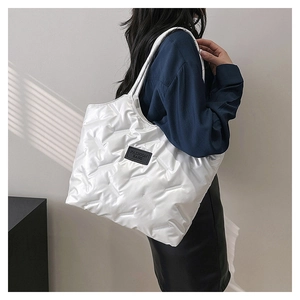 Detailansicht der weißen gesteppten Tragetasche mit schwarzem Fashion Bags Webetikett