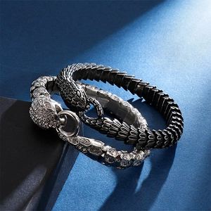Herren Edelstahl Schlangenarmbänder mit Kristallsteinen und realistischen Schuppentexturen