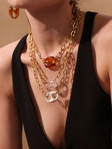 Detail van hars anker-link hanger ketting in amber en wit marmer look voor dames