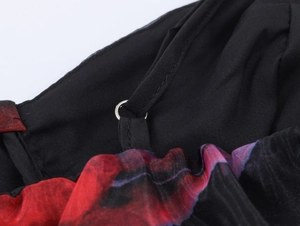 Vue macro détaillée de la fine bretelle noire réglable avec anneau en argent sur la robe