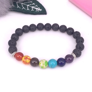 Detalle de la pulsera de piedra de lava Siete Chakras con cuentas de colores y espaciadores metálicos