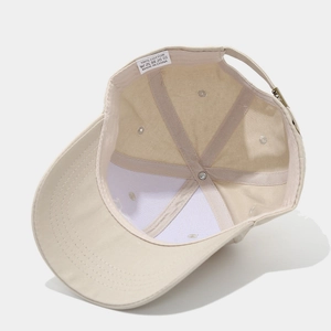 Detalle interior de gorra de algodón con costuras de seis paneles y hebilla metálica