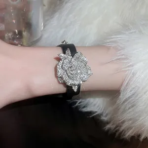 Luxuriöses Kristall-Blumenarmband mit schwarzem Lederband und großem Rosen-Motiv