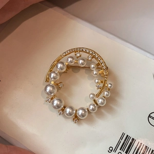 Elegant 24k gold-plated wreath brooch with sparkling zircons and gradient white pearls