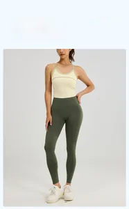 Détail du legging de yoga vert olive à taille haute avec effet push-up sans couture