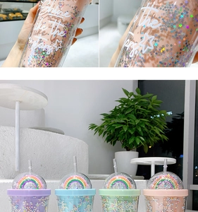 Detail van dubbelwandige rietjesbekers met regenboogdeksels en gekleurde schuimdeeltjes