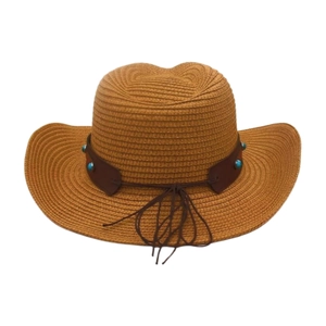 Détail d'un chapeau de cowboy en paille marron avec bande en cuir et clous turquoise