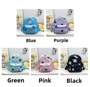 Dettaglio di mini zaini per bambini con stampe di orsi in cinque colori differenti