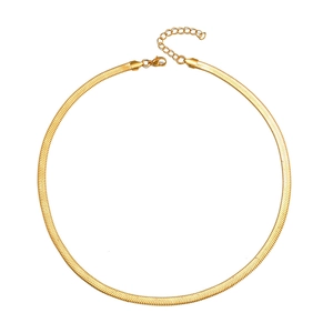 Elegante collana a maglia piatta serpente dorata con chiusura a moschettone e catenella