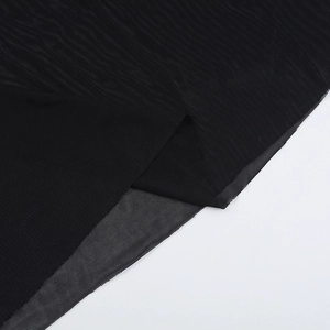 Détail de la maille fine noire avec texture transparente pour la robe en tulle chic