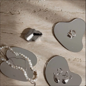 Set di vassoi a specchio in acrilico con collana di perle e gioielli in metallo