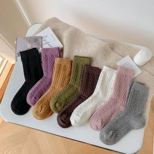 Chaussettes japonaises en maille torsadée cachemire en huit couleurs sur une table