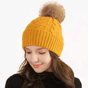 Gelbe Strickmütze für den Winter mit braunem Bommel aus Kunstfell für mehr Wärme