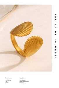Gros plan sur la bague coquillage dorée avec textures radiales et éclat métallique