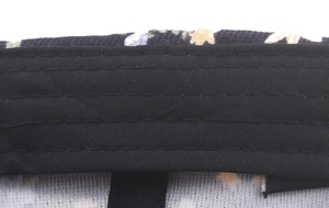 Détail des coutures du bandeau sur une casquette en coton à motif floral pour femmes