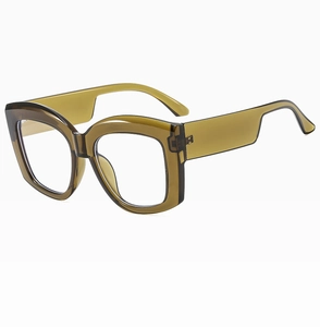 Dettaglio di montature quadrate oversize con aste spesse in finitura verde oliva