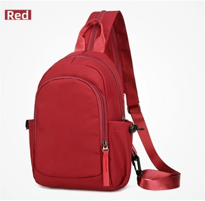 Casual nylon borsttas, lichtgewicht crossbody rugzak voor heren en dames in het rood.