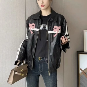 Veste motard femme en similicuir noir avec noeud rose et rayures blanches aux manches