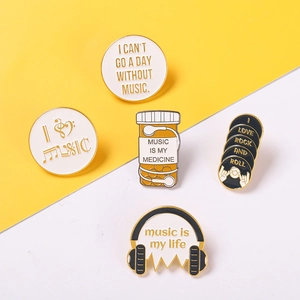 Set di cinque spille creative in metallo smaltato a tema musicale con cuffie e dischi vinile