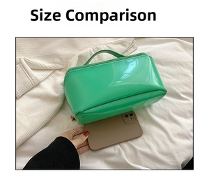 Größenvergleich von grüner Hochglanz-Kosmetiktasche mit Handy zeigt großes Fassungsvermögen