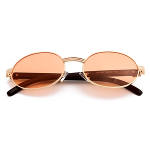 Detalle de gafas de sol ovales con lentes naranjas y patillas de madera oscura