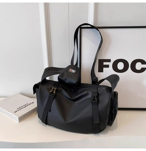 Vue détaillée du sac de sport en nylon noir imperméable avec boucle et pochette