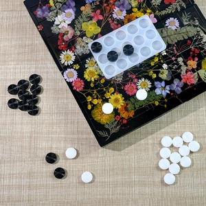 Détail d'un échiquier en résine DIY avec fleurs séchées et moule en silicone pour les pièces