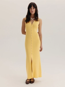 Robe en maille jaune avec col en V, texture côtelée et boutons sur le devant