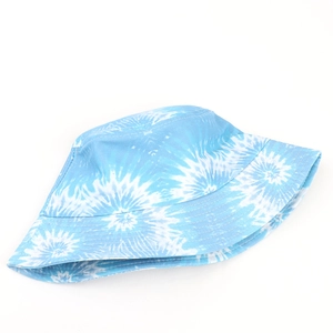 Gros plan du chapeau bob en coton bleu clair avec motifs floraux tie-dye et texture