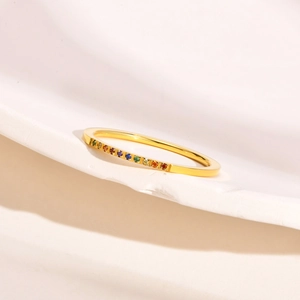 Macro di anello in titanio dorato da 1mm con zirconi colorati a gradiente arcobaleno